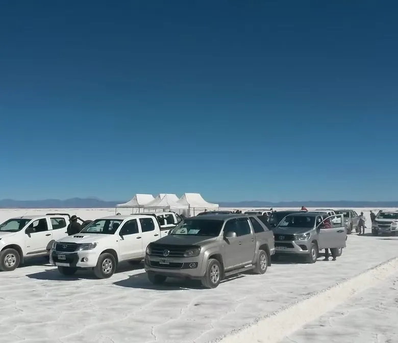 Camionetas 4x4 en las Salinas Grandes durante una excursión de Lausof