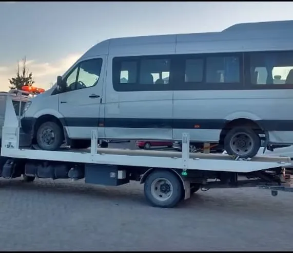 Grúa de plancha de Lausof trasladando una combi Sprinter
