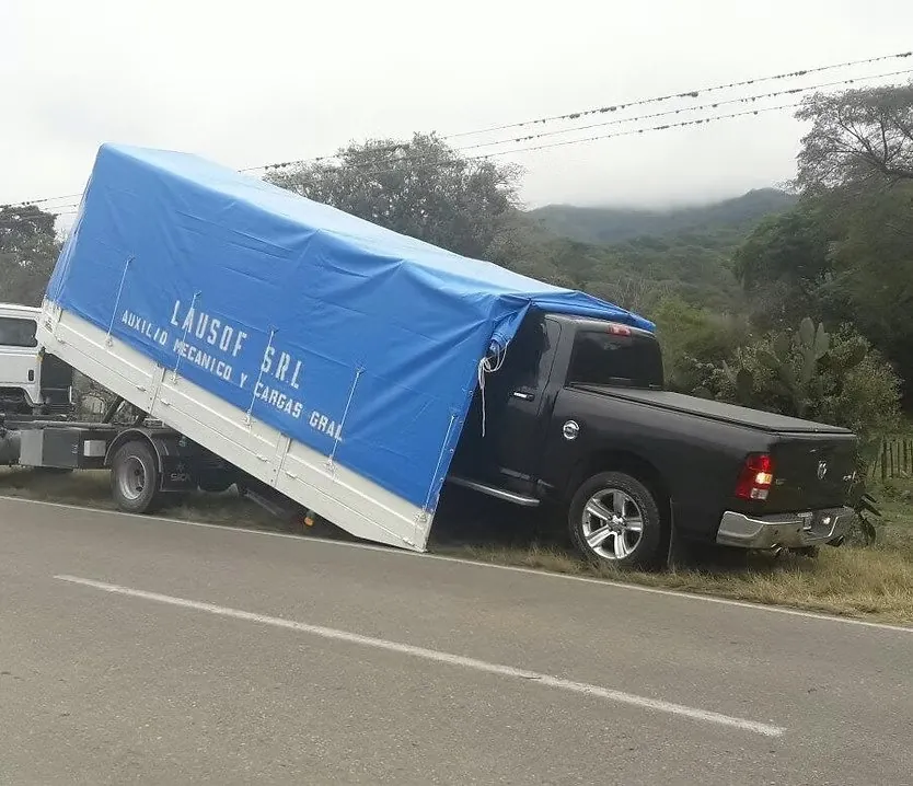 Grúa de plancha de Lausof rescatando una camioneta al costado de la ruta