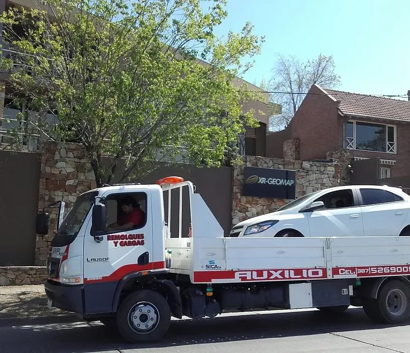 Grúa de plancha de Lausof trasladando un auto en la ciudad de Salta