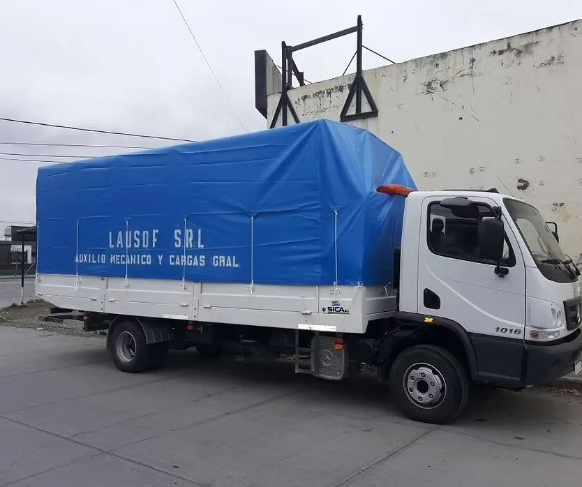 Camión con lona de Lausof para cargas generales en la ciudad
