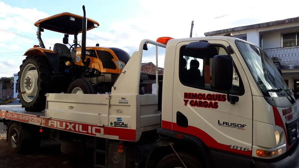 Grúa de plancha de Lausof trasladando maquinaria en la Puna salteña