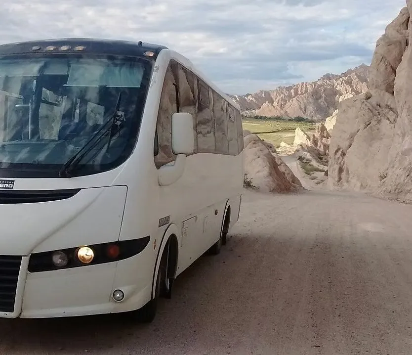 Combi de Lausof en la Quebrada, camino a un traslado de personal