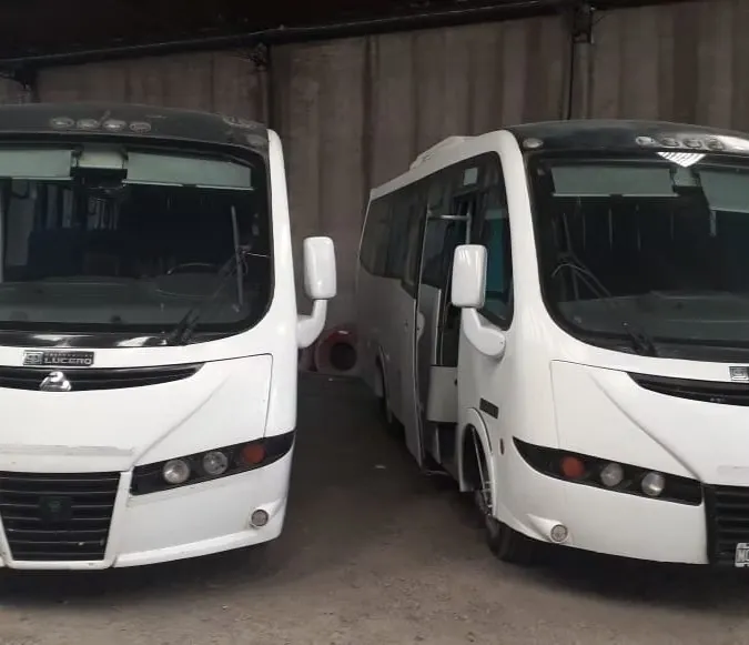 Minibuses de Lausof en el taller propio de la empresa