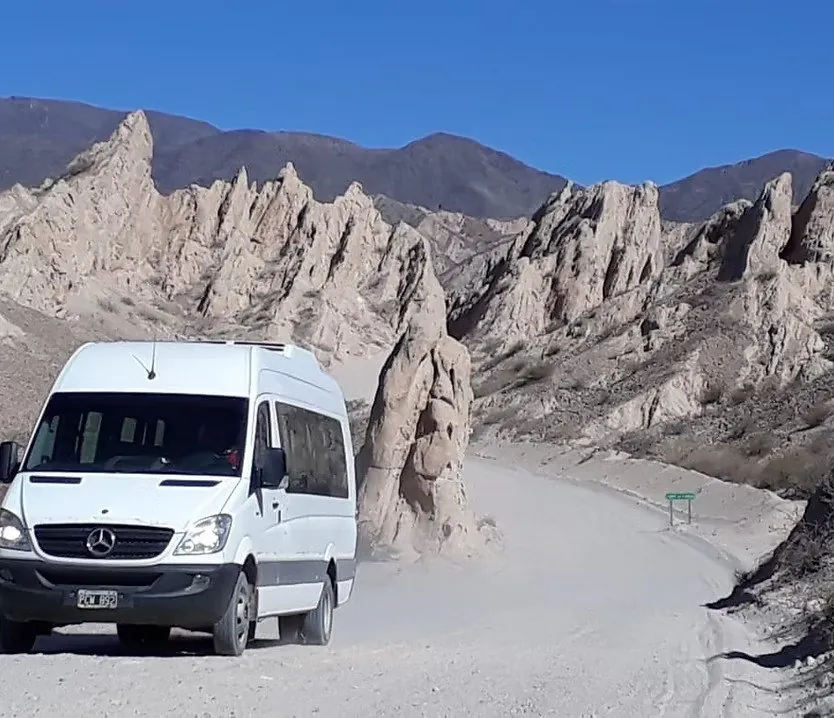 Combi de Lausof por la Quebrada de las Flechas, en un camino de ripio