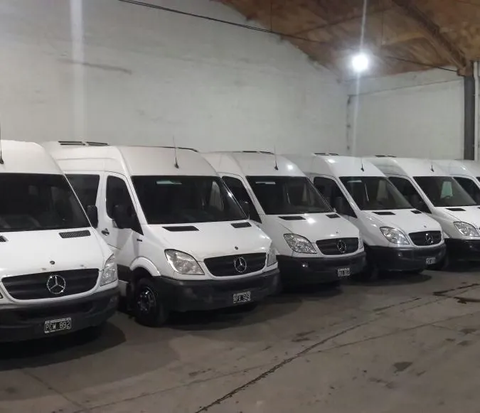 Combis Sprinter de la flota de Lausof en el galpón de la empresa